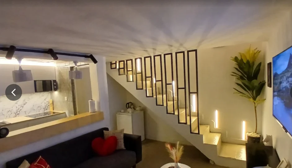 J5 home Studio Meublé avec escalier design