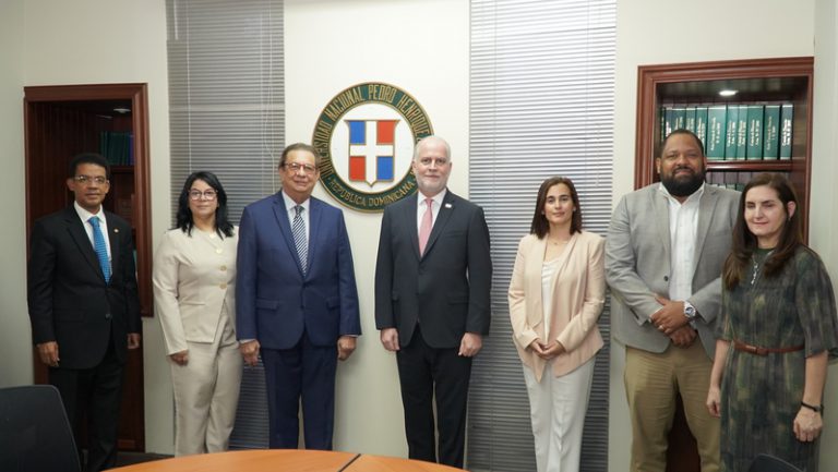 Superintendente de Bancos comparte en la UNPHU aprendizajes para una gestión institucional efectiva