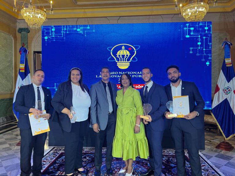 Egresados UNPHU obtienen 2do lugar en la Premiación Nacional a la Innovación Pública con la propuesta “Red Nacional De Centros Steam”