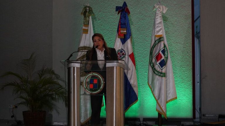 la Dra. Martínez compartiendo su experiencia
