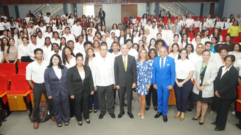 MESCyT otorga 208 becas nacionales a estudiantes de la UNPHU