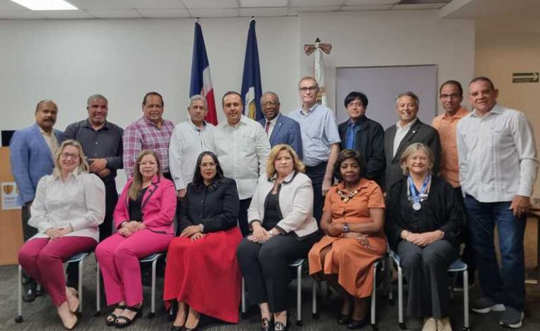 Celebran reunión ordinaria de la ADOFEM en la Universidad O&Med