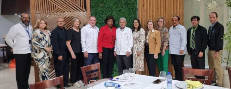 Representantes de la UNPHU participan en reunión ordinaria de la ADOFEM en la UCNE