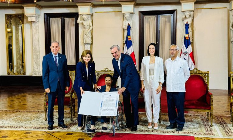 Docente e investigadora de la UNPHU recibe Premio a la Excelencia Magisterial 2024