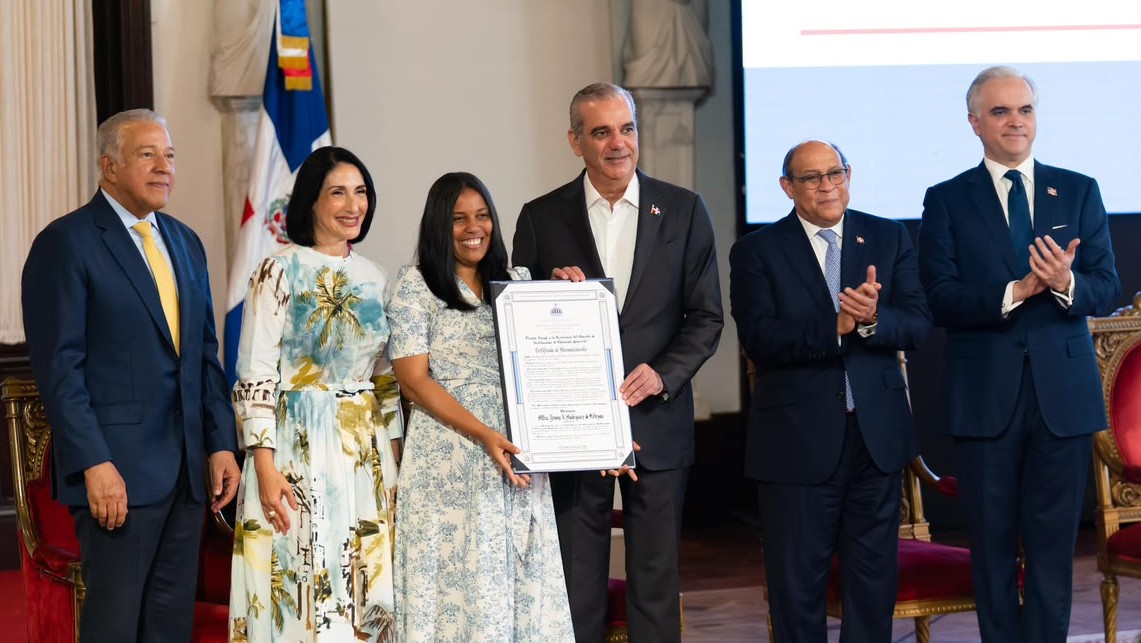 La docente e investigadora Yenny Rodríguez recibe el Premio Anual a la Excelencia Docente en Educación Superior