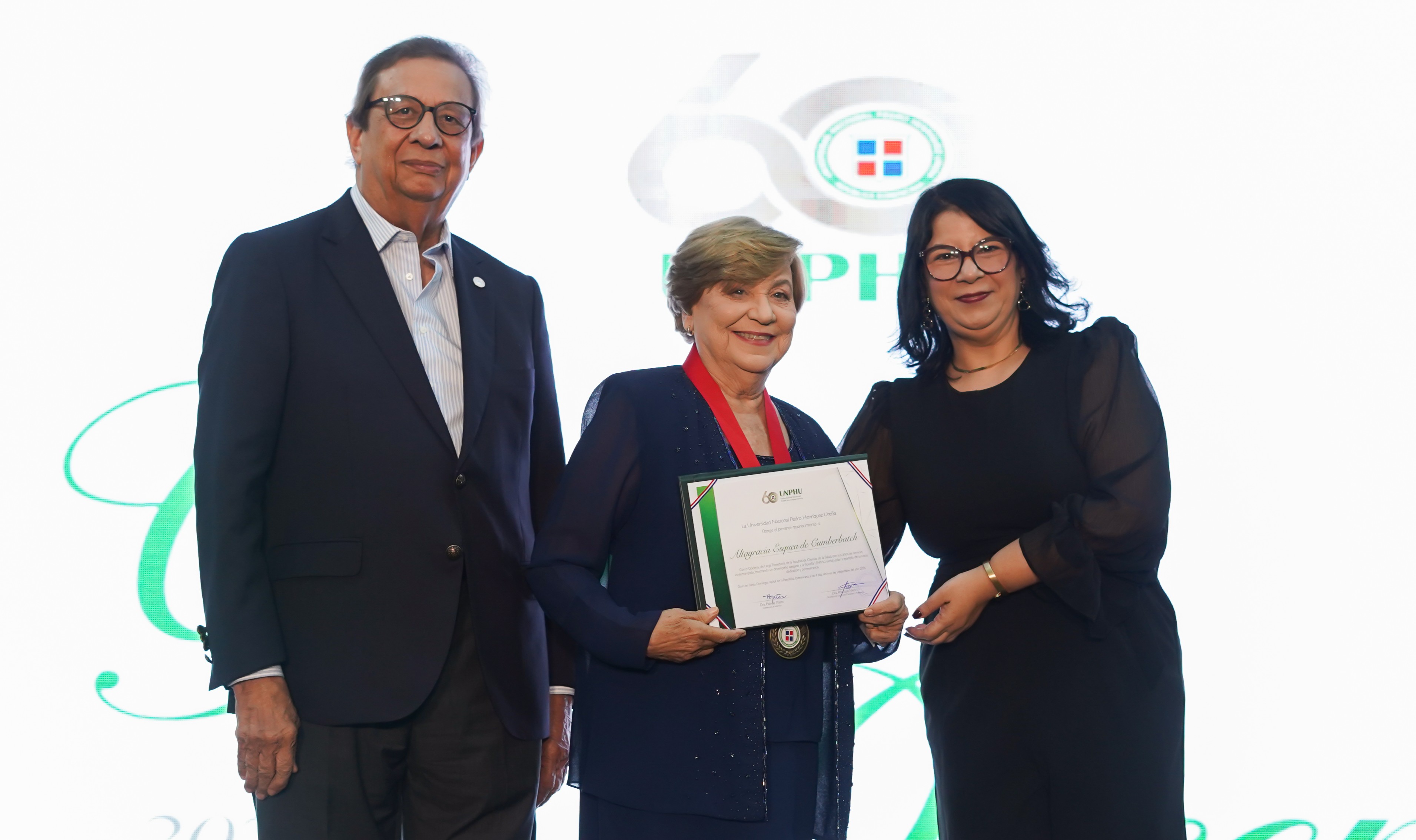 UNPHU reconoce la excelencia, trayectoria y vocación de sus docentes