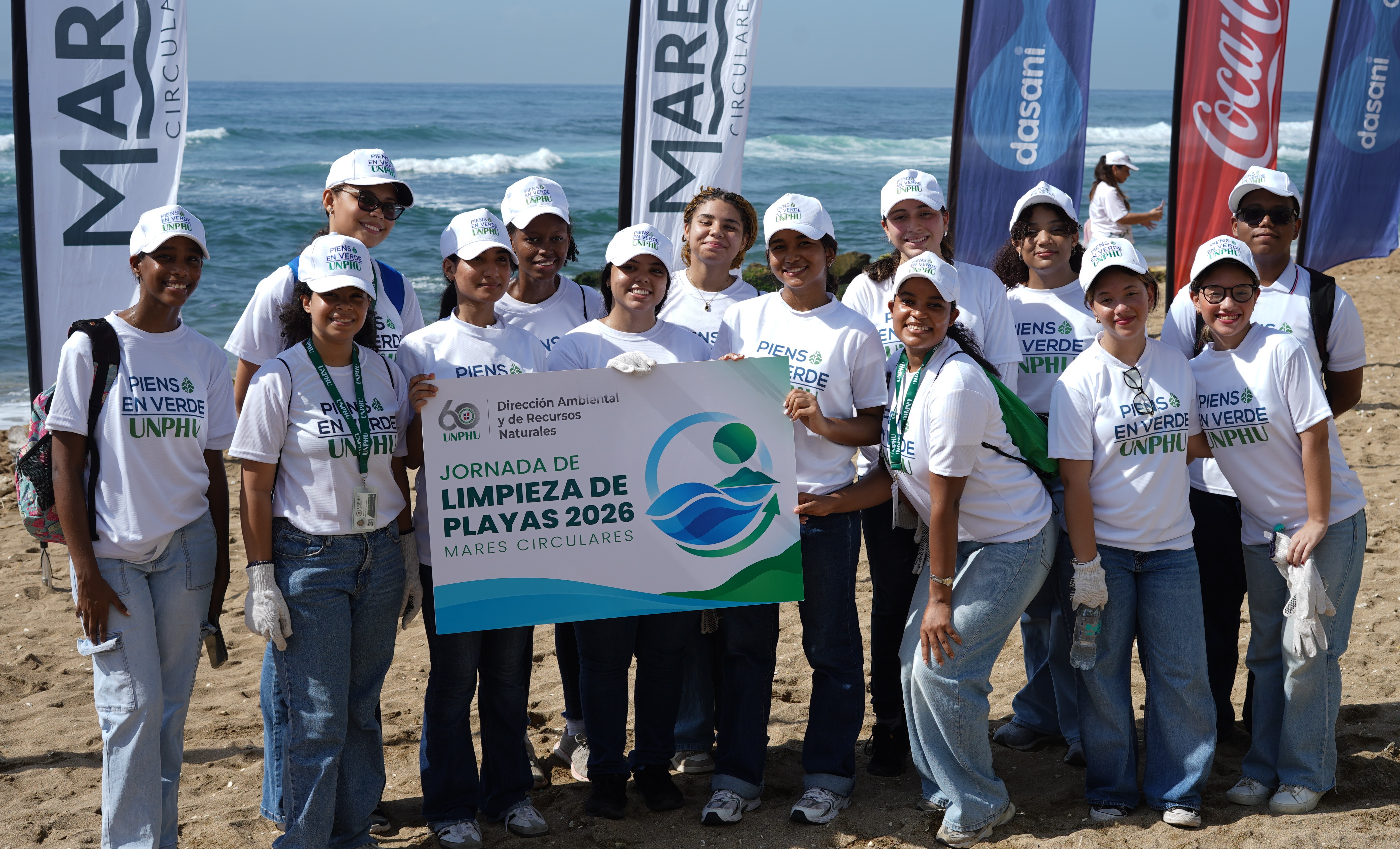 UNPHU se suma a jornada de limpieza de playa que recolecta más de 1,800 libras de residuos
