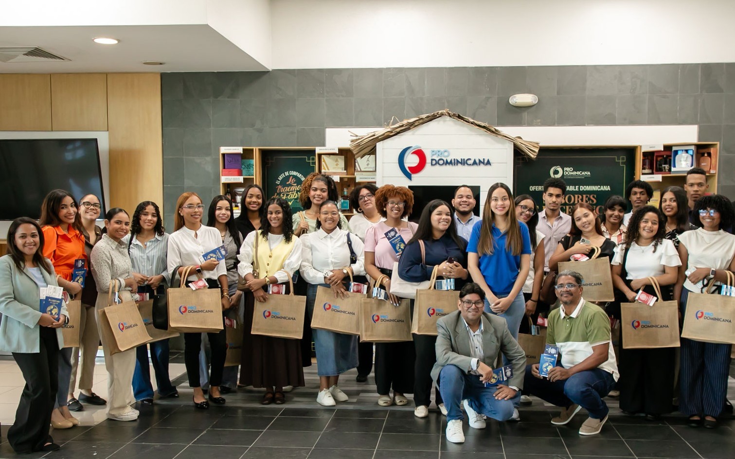 Estudiantes de Negocios Internacionales de la UNPHU conocen procesos de exportación a través de iniciativa de PRODOMINICANA