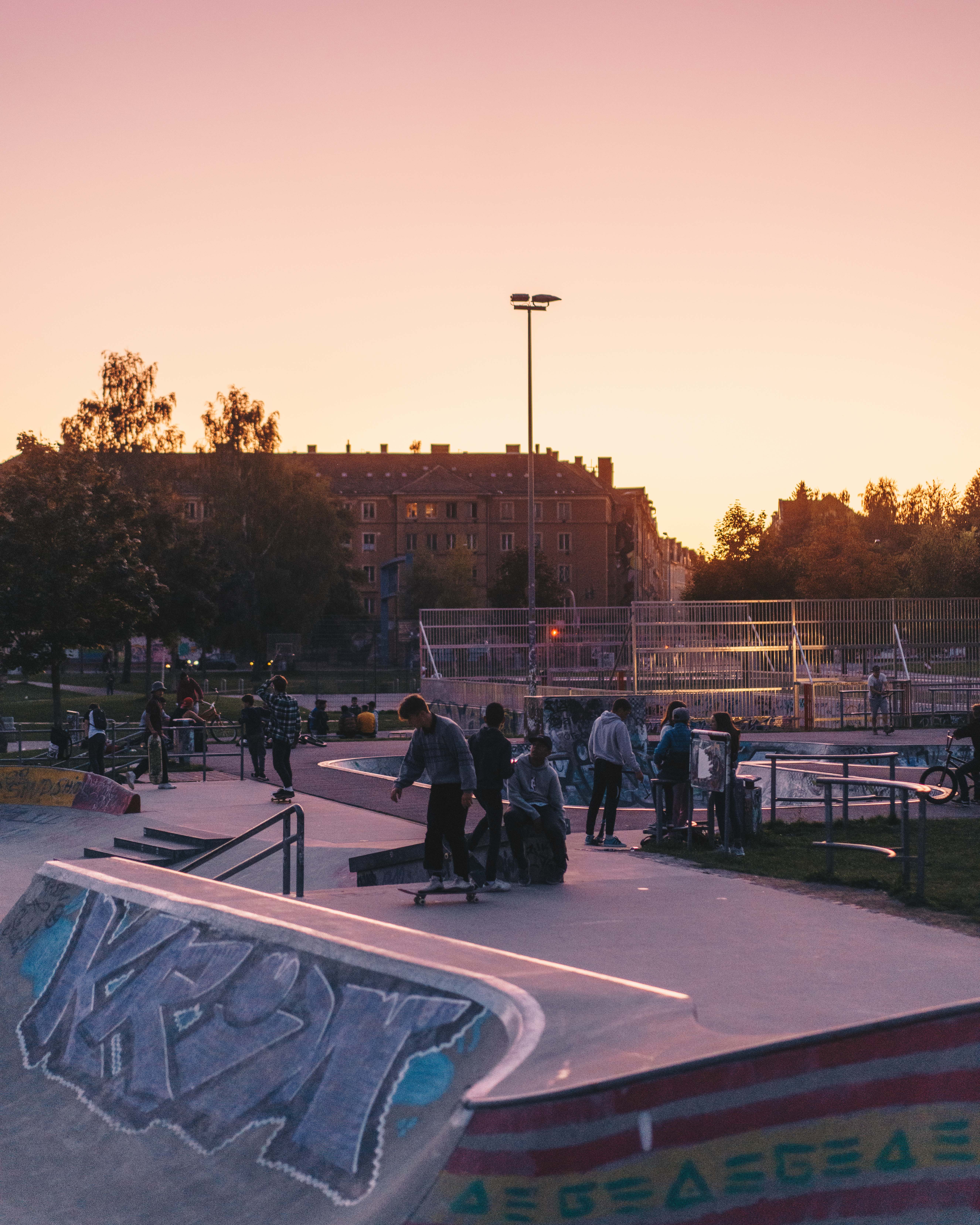 Skate-Action im urbanen Parkflair