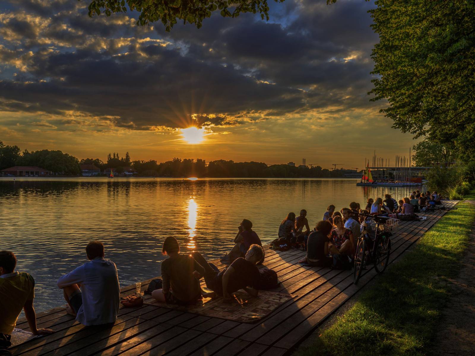 Magische Idylle am glitzernden Ufer