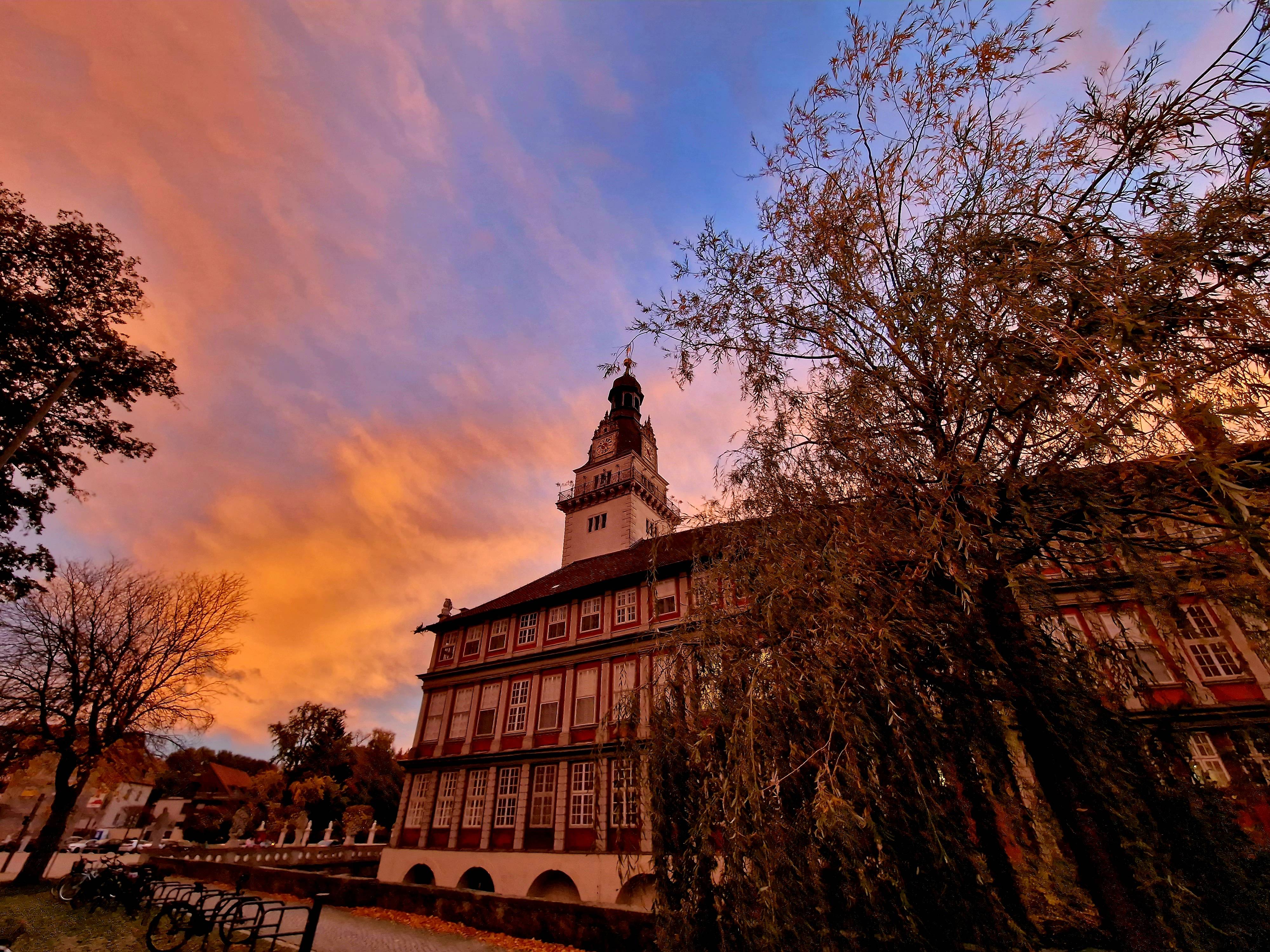 Herbstlicher Sonnenuntergang am Schloss