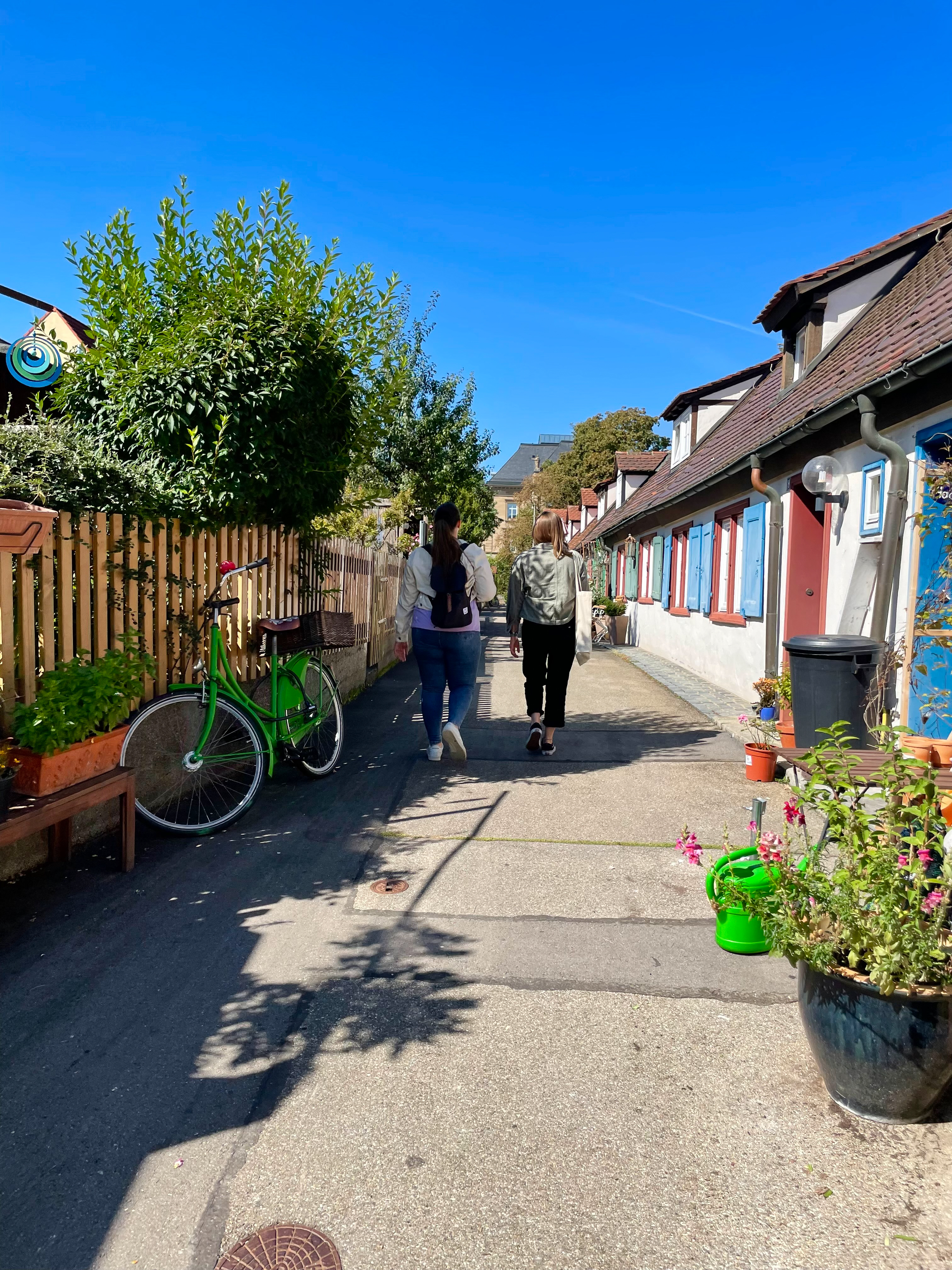 Farbenfrohe Idylle auf historischer Stadtmauer