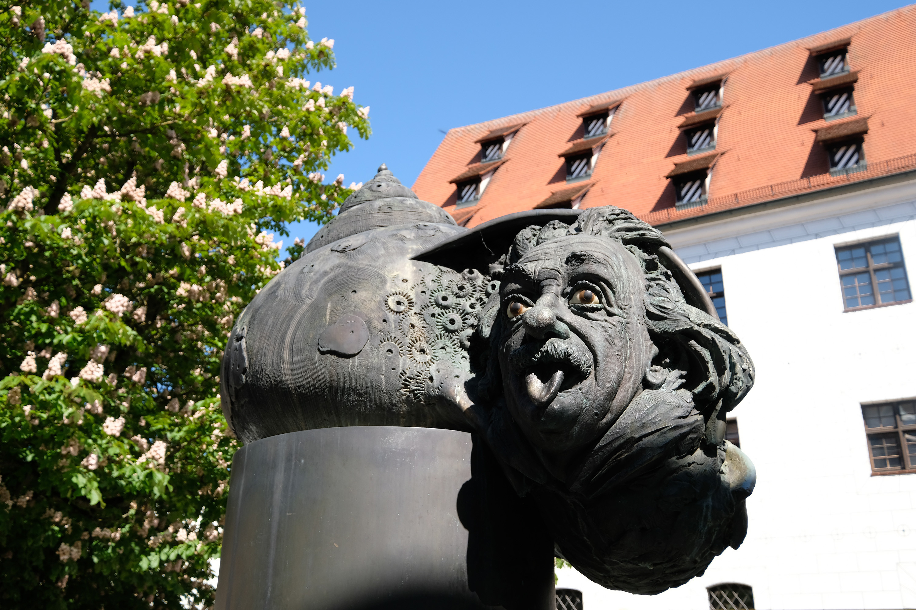 Wasserstrahl aus Atomrakete und Einsteins Zunge