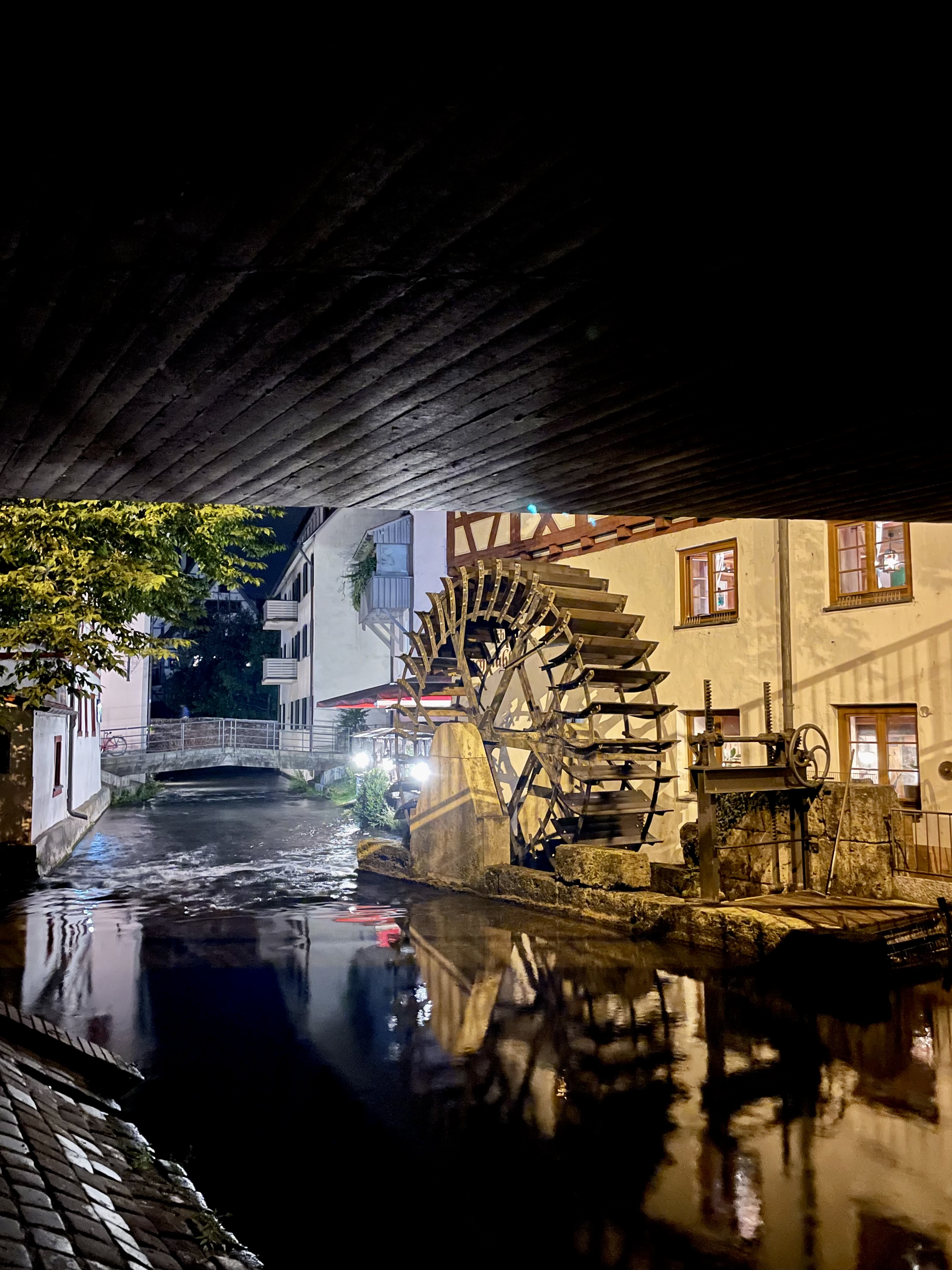 Lokale Köstlichkeiten am Flussufer