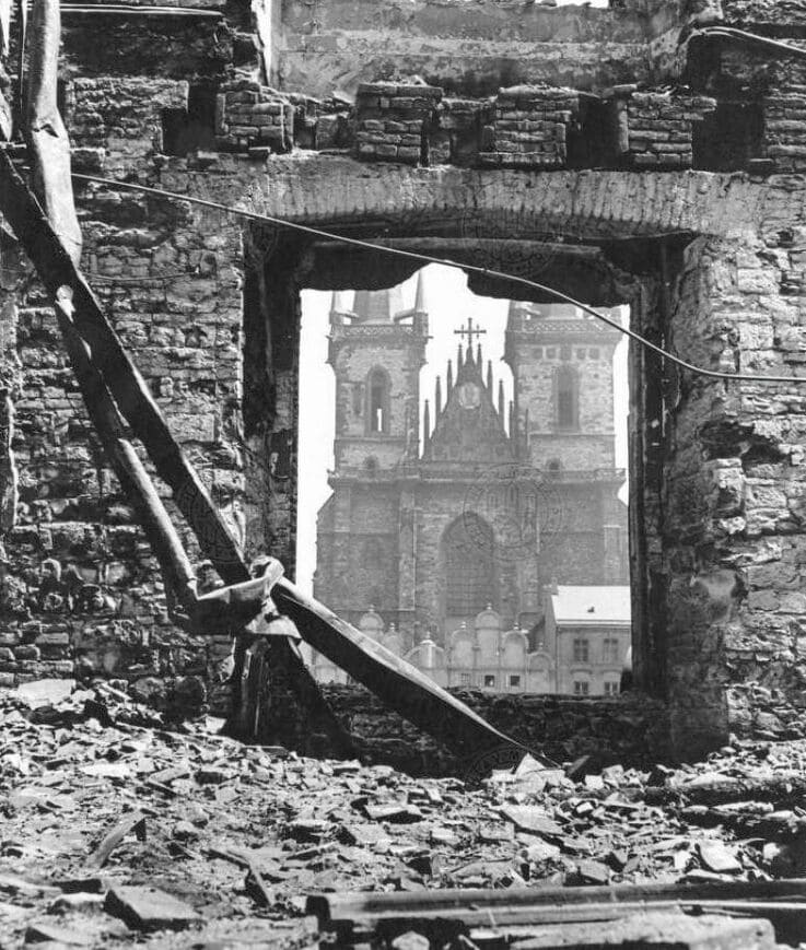 Тынский храм, вид из окна разрушенного флигеля Староместской ратуши после пожара 8 мая 1945 года.