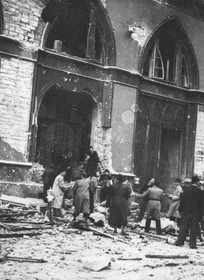 Пражане помогают сохранить ценные памятники городского архива, находившегося в Староместской ратуше, 9 мая 1945 года.