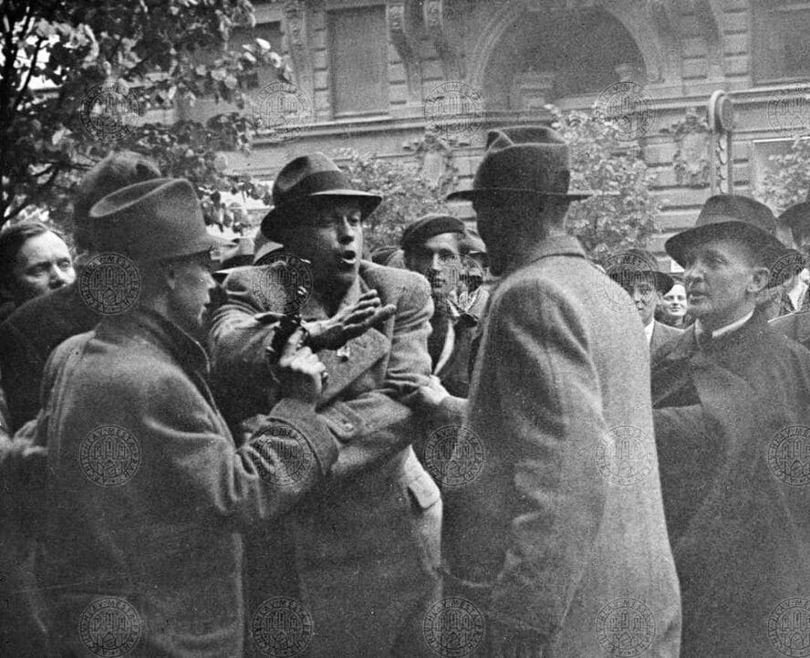 Арест сотрудника гестапо на Вацлавской площади в первые часы восстания в Праге 5 мая 1945 года.