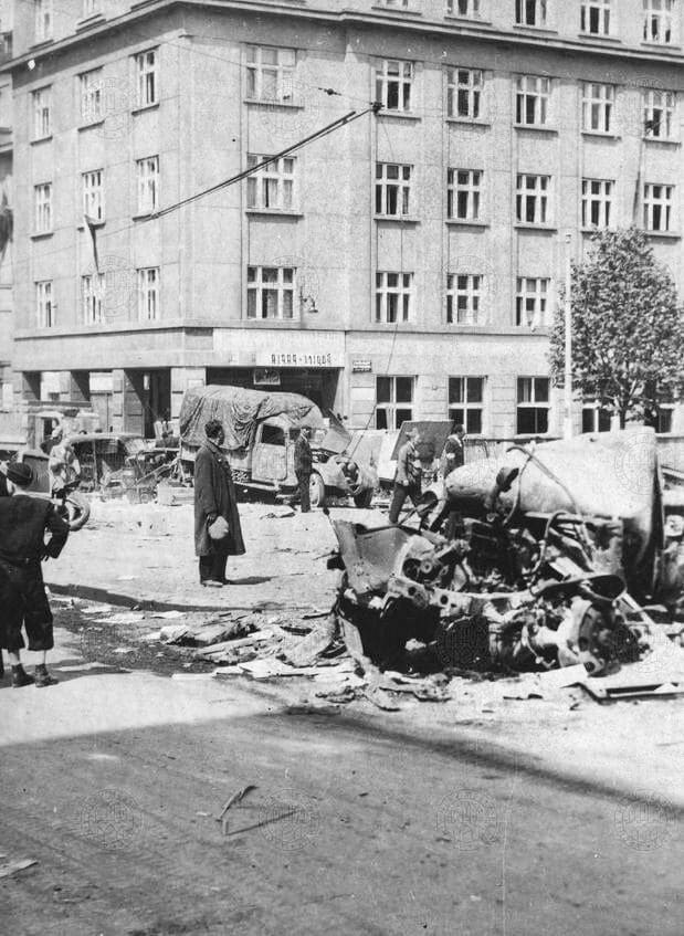 Обломки немецкой техники на улице Velvarská в районе Dejvice. Май 1945 года.