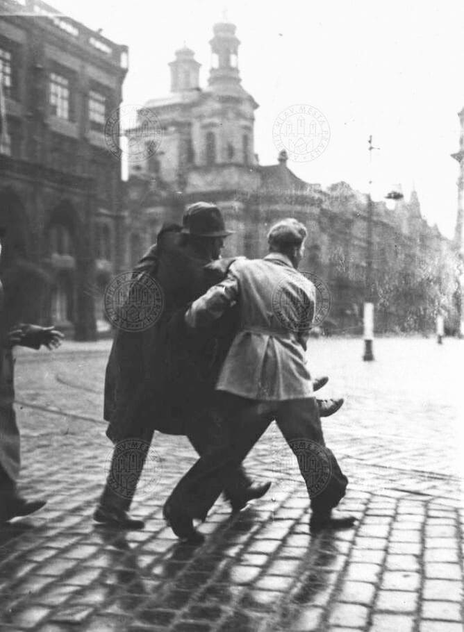 Эвакуация раненого на Староместской площади бойца в госпиталь, 5 мая 1945 года.