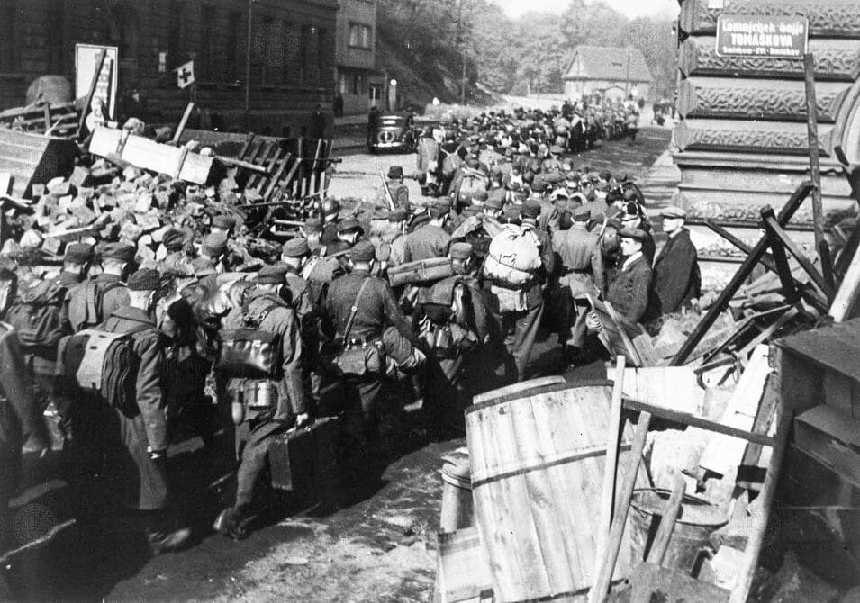 Отряды пленных немцев на пути к казармам Motol — на пересечении улиц Tomáškova и Duškova (часть баррикады) в районе Smíchov. Май 1945 года.