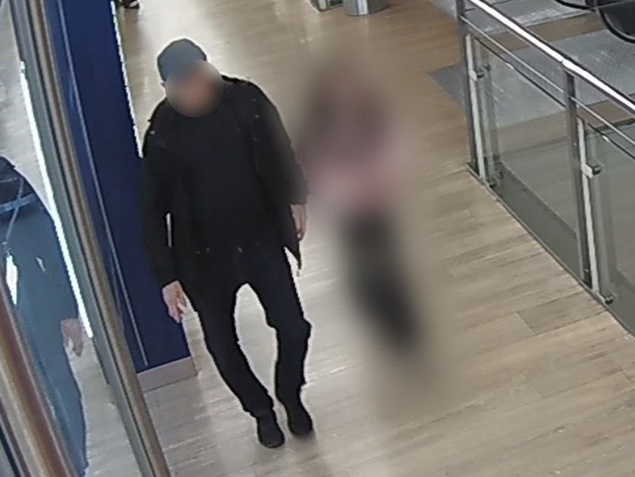 В Праге 67-летний извращенец вложил свой половой орган в руку девятилетней девочки