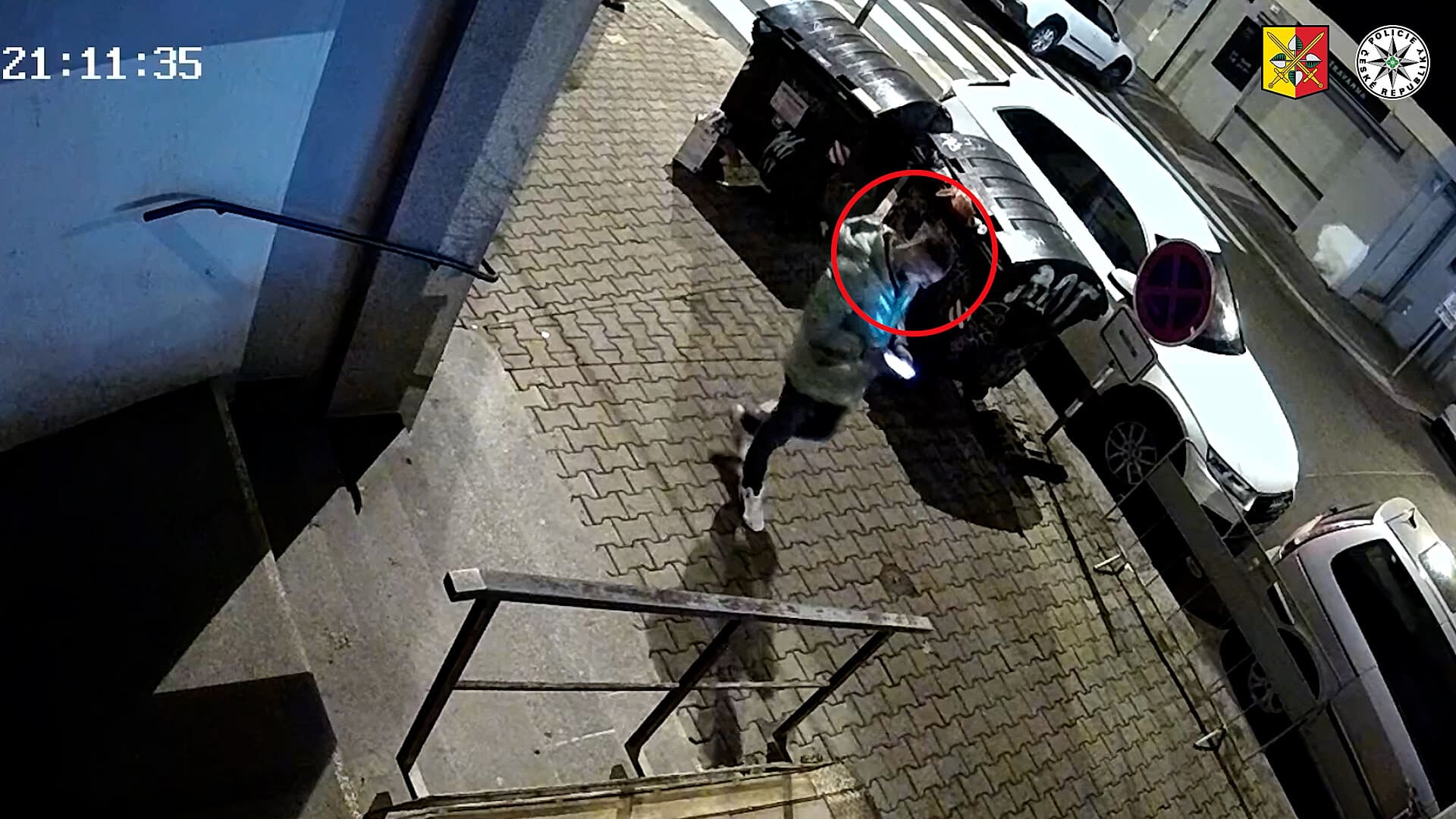 Видео: в Праге на женщину напал неизвестный, который спрятался в автомобиле каршеринга