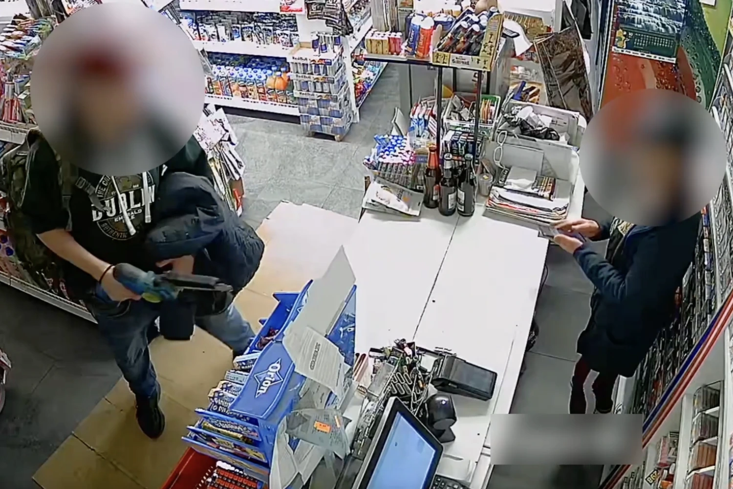 Видео: иностранец в Карловарском крае порезал продавщицу электропилой