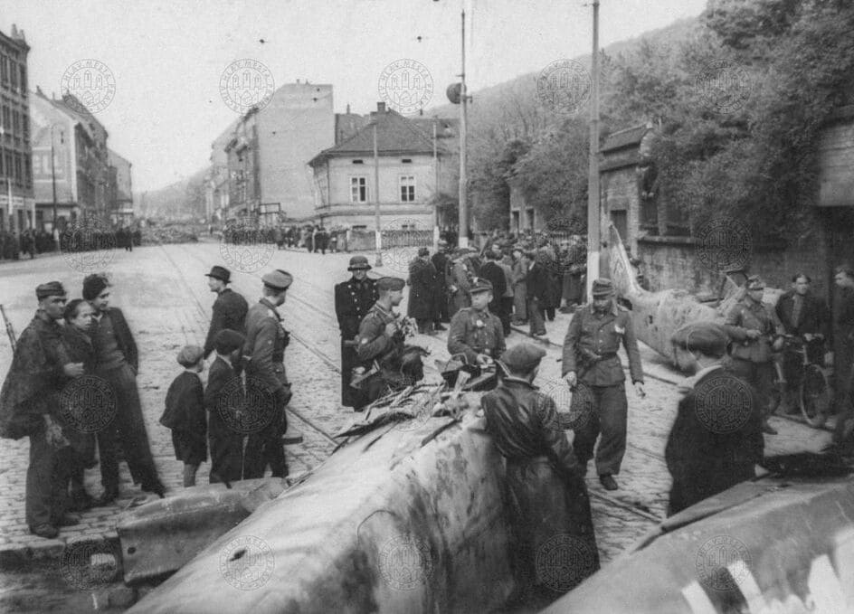 Разбитый немецкий самолет в районе Smíchov. Май 1945 года.