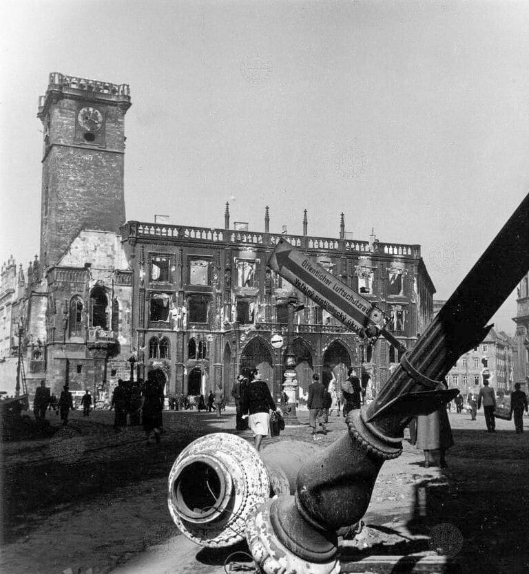 Восточное крыло Староместской ратуши после пожара 8 мая 1945 года, вид со стороны улицы Celetná.