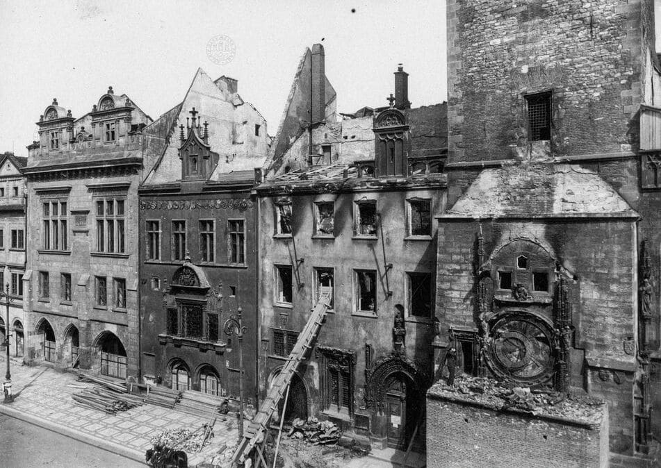 Разрушенные куранты астрономических часов и окружающие дома на Староместской площади в мае 1945 года.