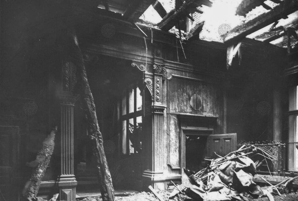 Разрушенный интерьер Староместской ратуши после пожара. Фото сделано 22 мая 1945 года.