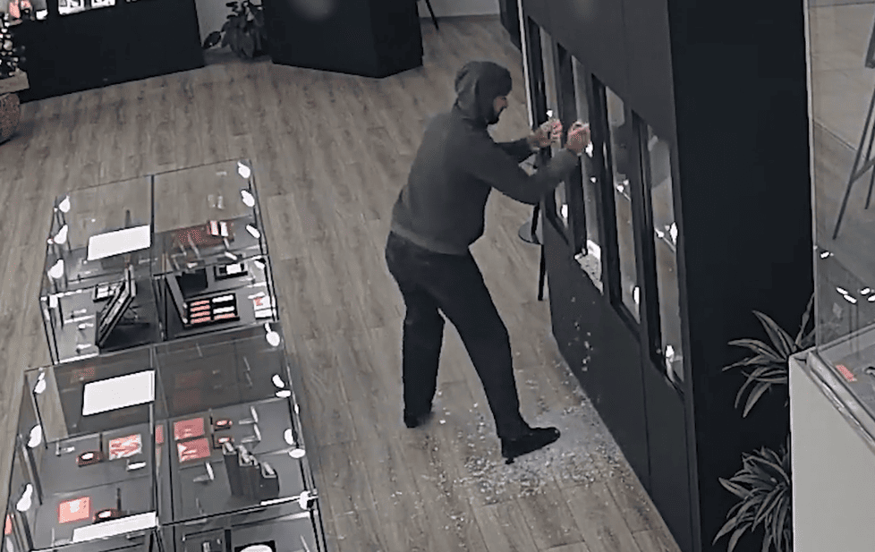 Видео: в Чехии мужчина украл золото с витрины магазина на сумму свыше 4 500 000 крон