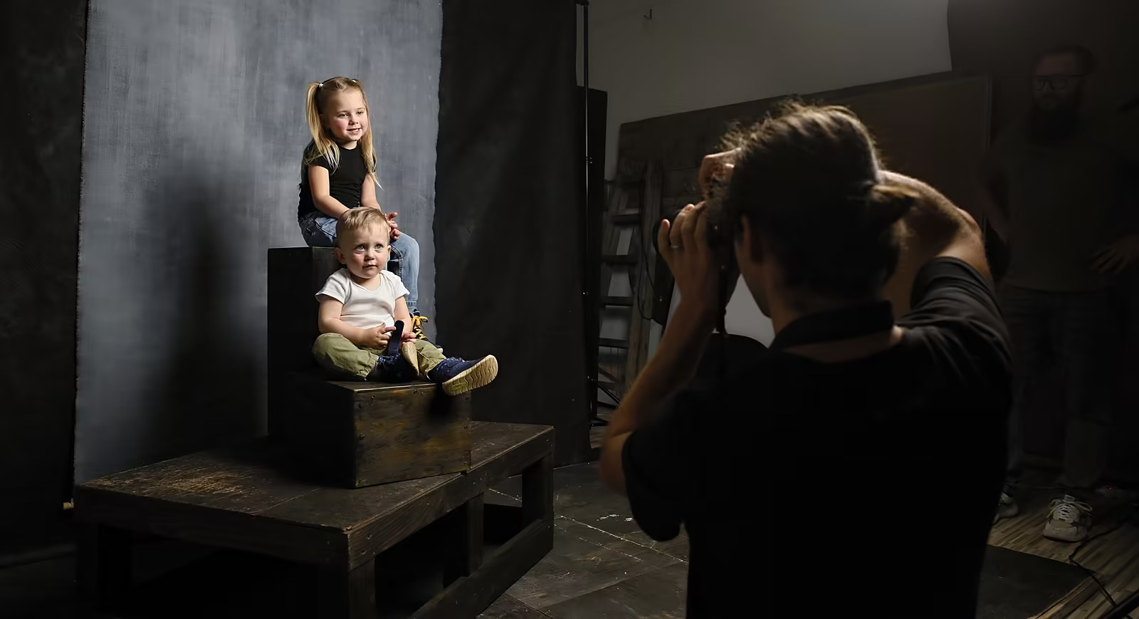 Мартин Коубек фотографирует детей