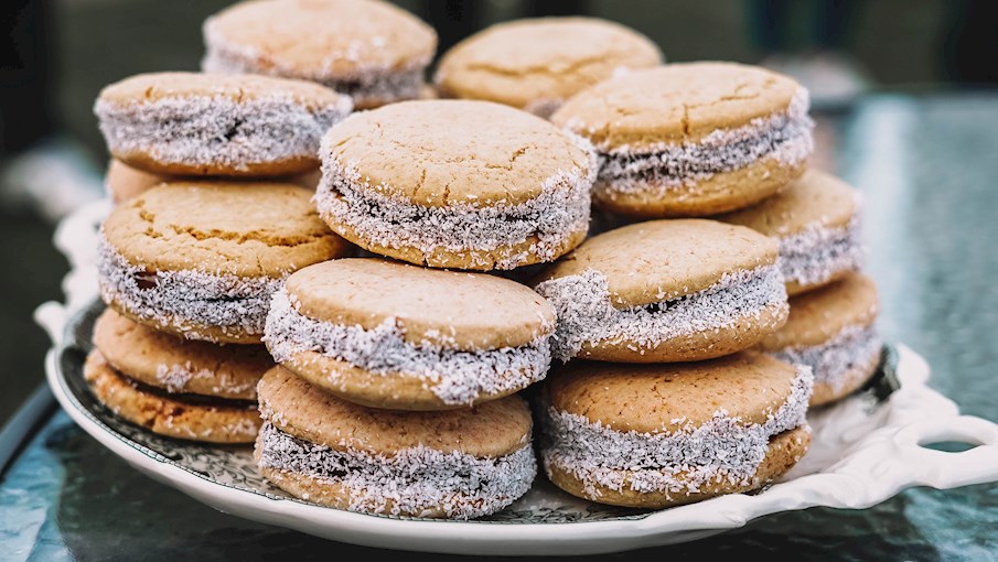 3. Alfajores, Аргентина — два круглых печенья, склеенные между собой сладкой начинкой (вареная сгущенка или джем) и посыпанные сахарной пудрой.