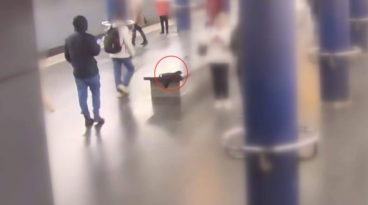 Видео: в Праге мужчина сел в метро рядом с чужим ноутбуком, а потом унес его как собственный