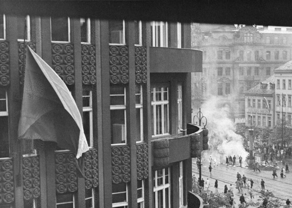 Разграбление и сожжение нацистских печатных изданий издательства Deutsche Arbeitsfront на Вацлавской площади 5 мая 1945 года.