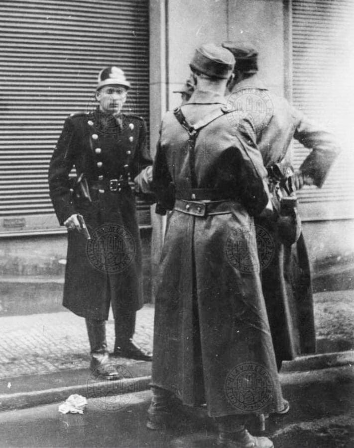 Чешский полицейский с патрулями военнослужащих вермахта. Около полудня 5 мая 1945 года на углу Староместской площади и улицы Železná произошло столкновение чешской полиции и немцев.