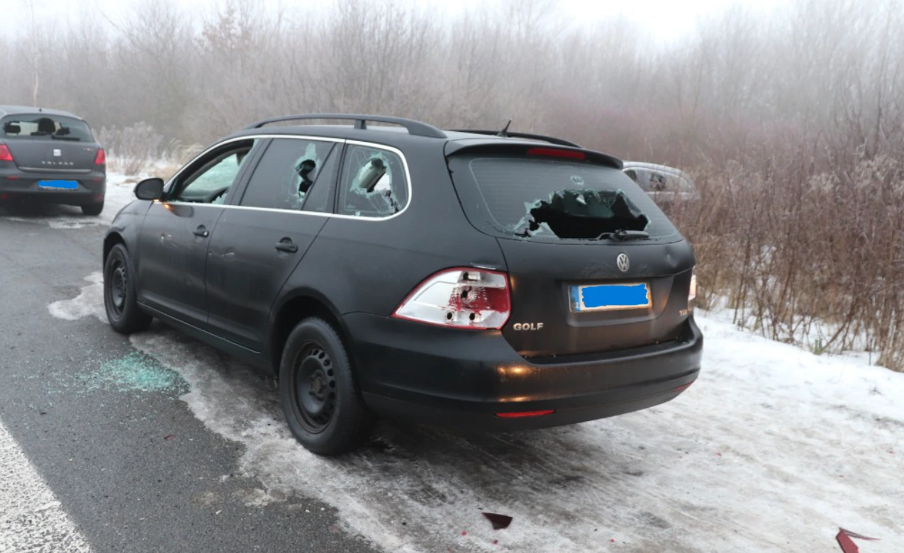 Видео: в Чехии трое вандалов поджигали и портили чужие автомобили