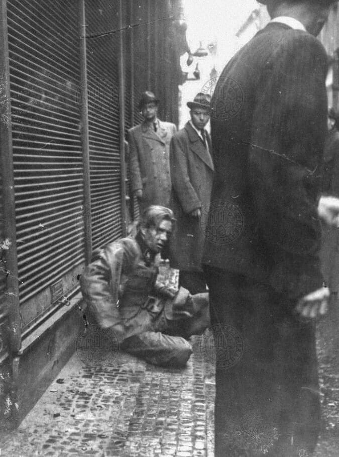 Раненый немецкий офицер на улице Železná в первый день восстания, 5 мая 1945 года.