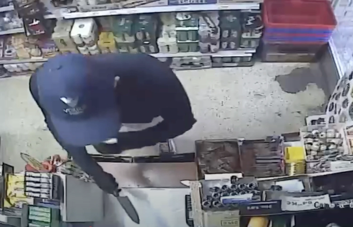 Видео: в Чехии мужчина с ножом хотел ограбить магазин, однако продавец достал из-под прилавка мачете