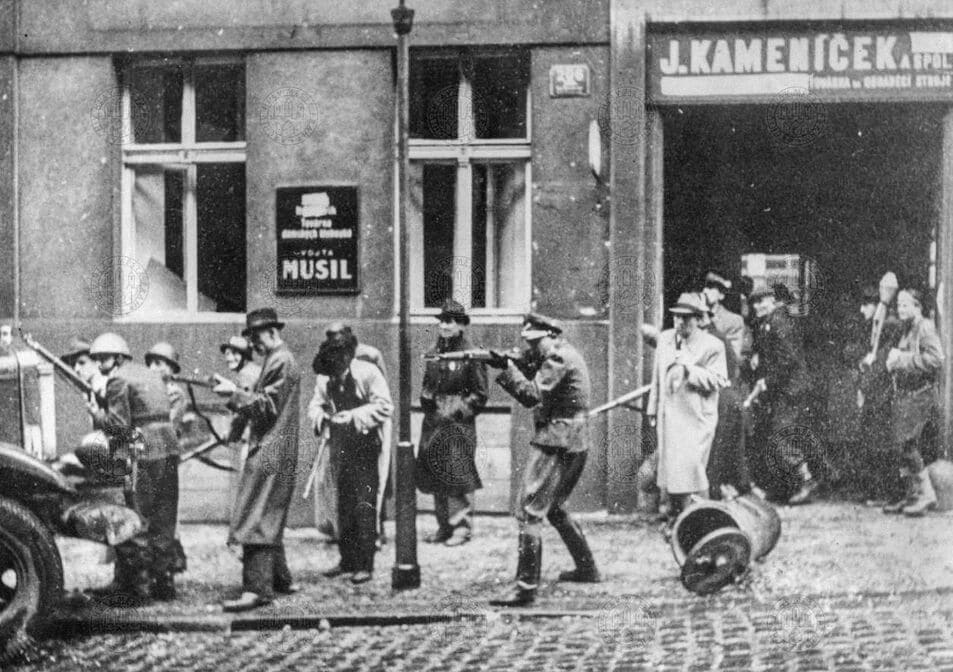 Вооруженные повстанцы на улице Balbínova в районе Vinohrady во время боев 5 мая 1945 года.