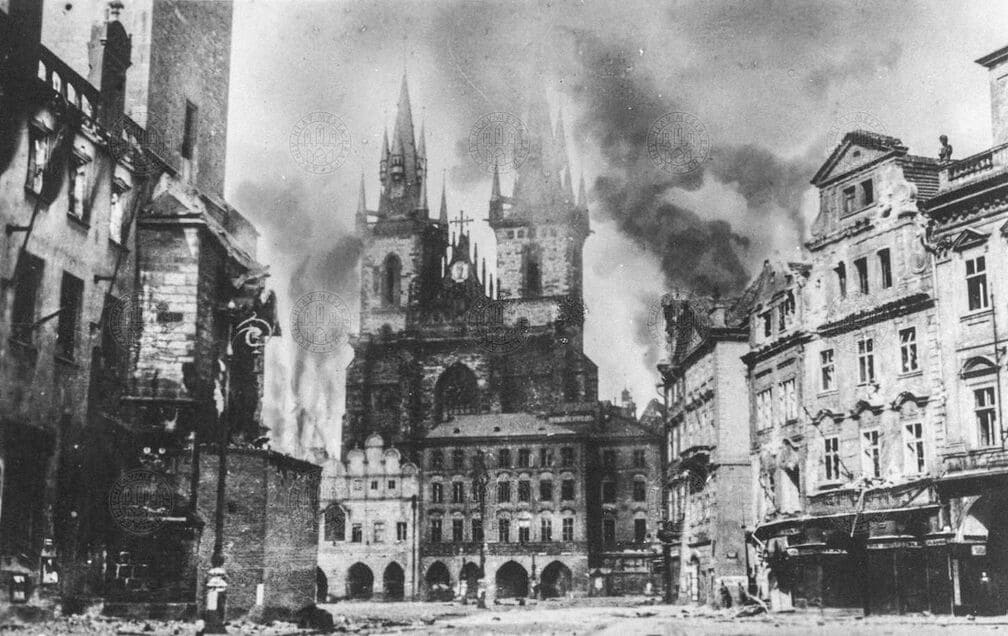 Бои на Староместской площади в конце восстания 8 мая 1945 года. Слева видны сильно поврежденные астрономические часы.
