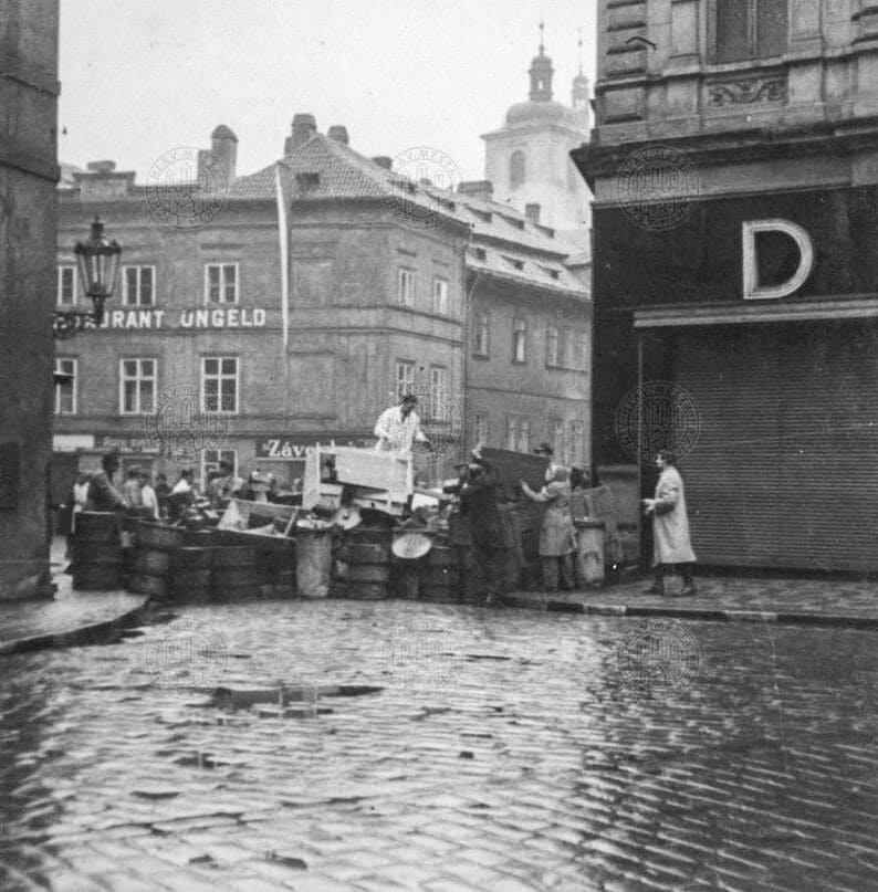 Баррикада на улице Štupartská в районе Staré Město. Май 1945 года.