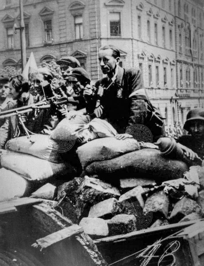 Оборона одной из баррикад во время Пражского восстания. Май 1945 года.