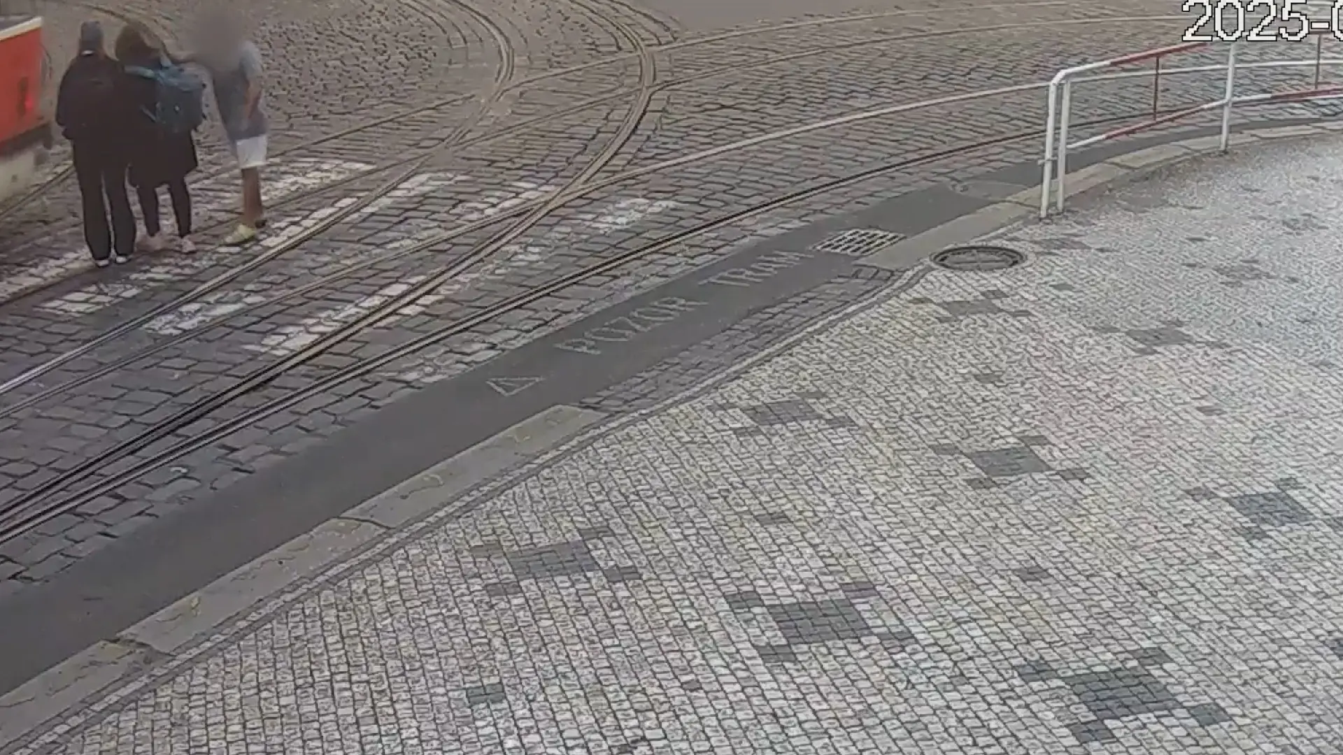 Видео: в Праге бездомный без причин нападал на прохожих девушек