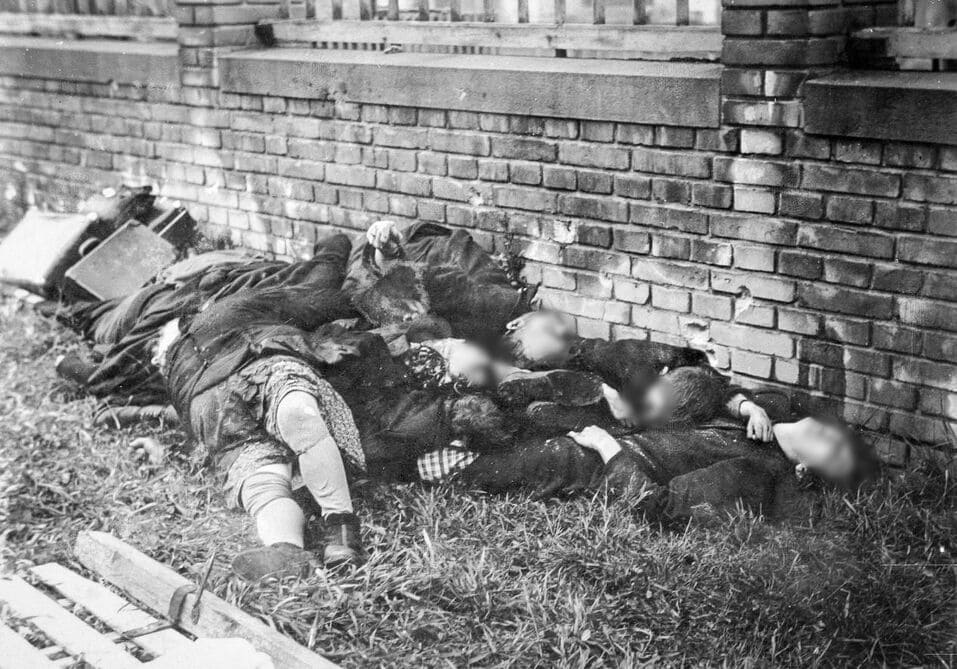 Убитые мирные жители у стены на улице Úsobská в районе Pankrác (дом № 254). Они были расстреляны эсэсовцами 6 мая 1945 года. Сегодня улица называется Obětí 6. května.