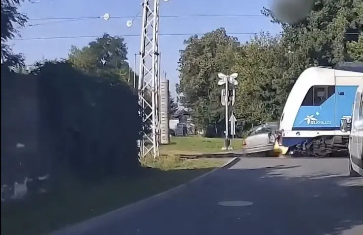 Видео: в Чехии водитель пытался скрыться от полиции, но въехал на переезд перед движущимся поездом
