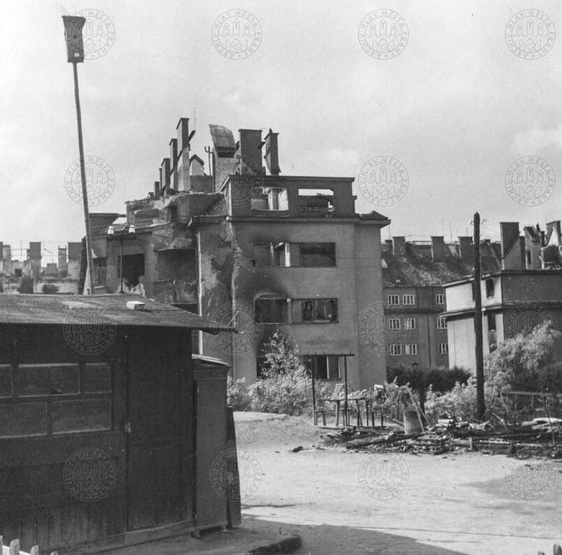 Сгоревшие дома на улице Na Jezerce. Май 1945 года.