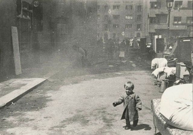 Ребенок на улице Na Pankráci во время восстания. Эта часть Праги подверглась массированному натиску оккупационных войск.