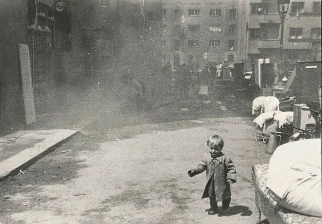 Ребенок на улице Na Pankráci во время восстания. Эта часть Праги подверглась массированному натиску оккупационных войск.